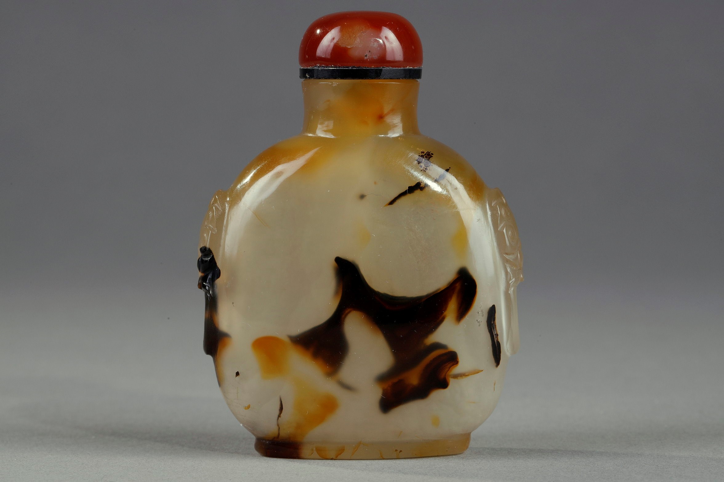 Agate snuff bottle (well hollowed out)has natural decor with shoulder masks - China 1800/1850
